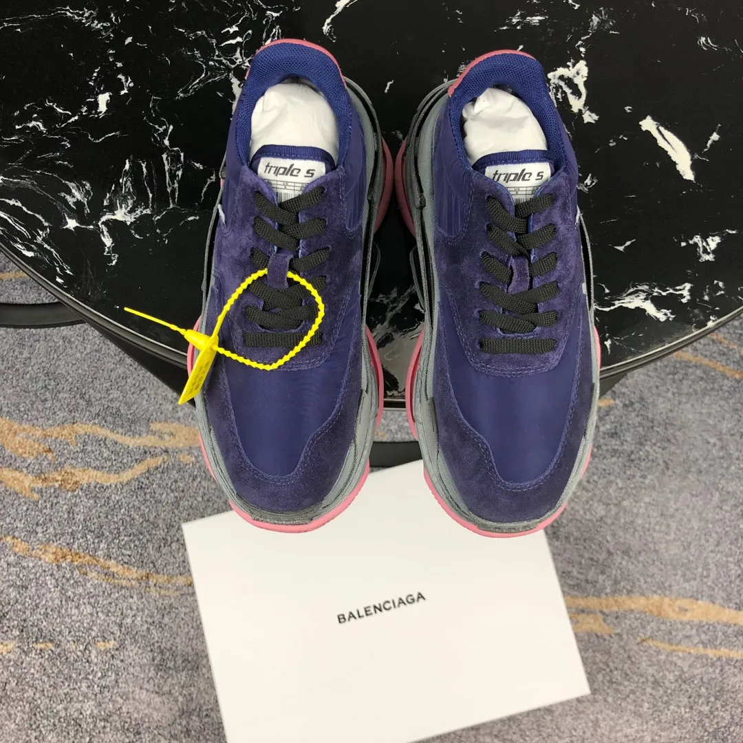 👟👟Ex-factory price 800👟👟 Balenciaga second generation 17 colors🖤 Balenciaga Triple-s Balenciaga-dad shoes. The world’s most popular retro jogging shoes 🔥. 🔺Retro distressed craftsmanship ~ original combination sole, heavy craftsmanship, not a low-end 2-layer combination sole! The upper is made of imported parachute cloth spliced ​​with nubuck matte, priced at 24 yuan per foot, which is different from the ordinary canvas on the market! The back is covered with cowhide high-frequency embossing! ⚠️When purchasing authentic products at the counter, I specifically asked the clerk about the materials. Size: 35-41 yards, men’s size 39-45, matching cloth bag, shoelaces, complete certificate of certification/men’s model will be notified later.